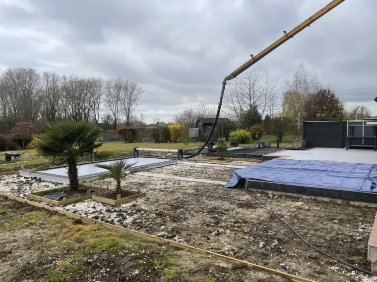 Coulage d'une terrasse en béton autours d'une piscine à Vieille-Chapelle, Lille, TRANS-LINE