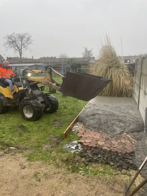 Coulage d’une terrasse sur Comines avec un chargeur équipé d’un godet béton , Lille, TRANS-LINE
