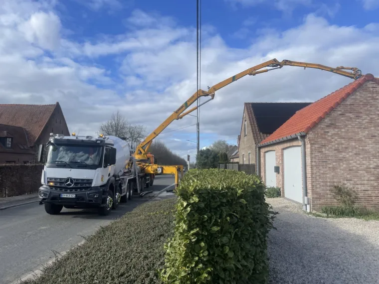Coulage sur Baisieux d’un tour de piscine en béton avec une pompe 43m , Lille, TRANS-LINE