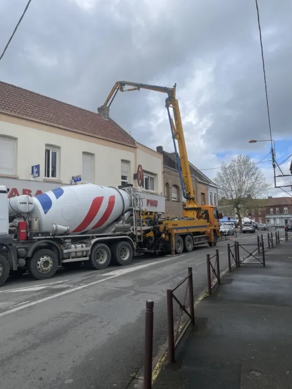Livraison de béton en plein de centre ville de Dourges avec une pompe 36, Lille, TRANS-LINE