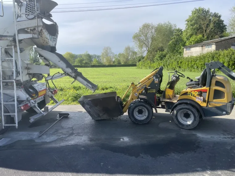 Livraison de béton pour une terrasse sur Neuve Chapelle. Location d’un chargeur avec un godet spécial béton car pas d’accès pour une pompe à béton, Lille, TRANS-LINE